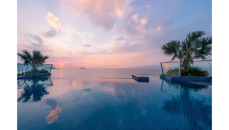 Ngỡ Ngàng Check In Hồ Bơi Vô Cực Vách Kính Vạn Người Mê Ở Nha Trang